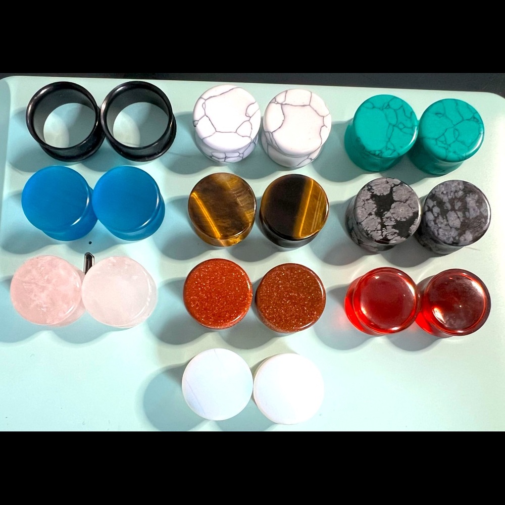 10 pairs of 18 mm multicolor stone plugs for ears/gauges.